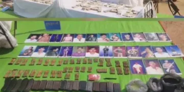 सर्च ऑपरेशन के दौरान मिले हथियार और रुपये
