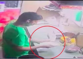 Noida Pizza Spitting video