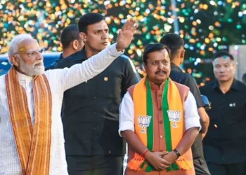 नई दिल्ली में भाजपा मुख्यालय में कार्यकर्ताओं का अभिवादन करते प्रधानमंत्री श्री नरेंद्र मोदी। साथ में भाजपा अध्यक्ष नितिन नवीन जी।