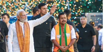 नई दिल्ली में भाजपा मुख्यालय में कार्यकर्ताओं का अभिवादन करते प्रधानमंत्री श्री नरेंद्र मोदी। साथ में भाजपा अध्यक्ष नितिन नवीन जी।