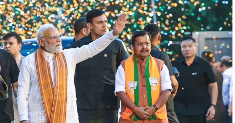 नई दिल्ली में भाजपा मुख्यालय में कार्यकर्ताओं का अभिवादन करते प्रधानमंत्री श्री नरेंद्र मोदी। साथ में भाजपा अध्यक्ष नितिन नवीन जी।