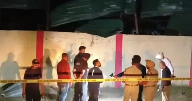घटनास्थल पर जांच करते पुलिस अधिकारी