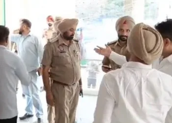 भाजपा कार्यालय पर हमले के बाद जांच करती पुलिस