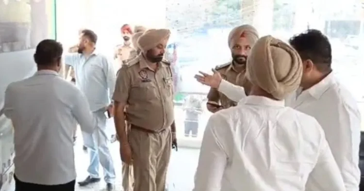 भाजपा कार्यालय पर हमले के बाद जांच करती पुलिस