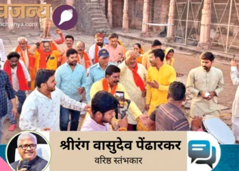 न्यायालय के आदेश के बाद भोजशाला परिसर में मां सरस्वती की प्रतिमा स्थापित करते हिंदू