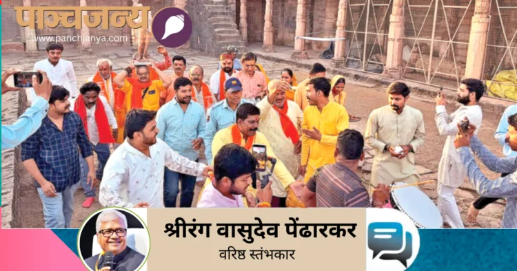 न्यायालय के आदेश के बाद भोजशाला परिसर में मां सरस्वती की प्रतिमा स्थापित करते हिंदू