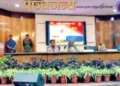 युवा कुंभ को संबोधित करते हुए प्रो. मजहर आसिफ। मंच पर विराजमान हैं अन्य वक्ता