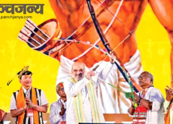 कार्यक्रम में तीर-कमान के साथ गृहमंत्री अमित शाह। साथ में हैं (बाएं से) डाॅ.बुधरी ताती, तेची गुबिन,सत्येन्द्र सिंह, गणेश राम भगत और डाॅ. राजकिशोर हांसदा