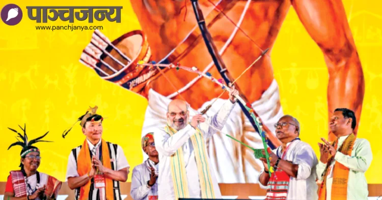 कार्यक्रम में तीर-कमान के साथ गृहमंत्री अमित शाह। साथ में हैं (बाएं से) डाॅ.बुधरी ताती, तेची गुबिन,सत्येन्द्र सिंह, गणेश राम भगत और डाॅ. राजकिशोर हांसदा