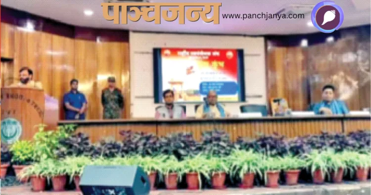 युवा कुंभ को संबोधित करते हुए प्रो. मजहर आसिफ। मंच पर विराजमान हैं अन्य वक्ता