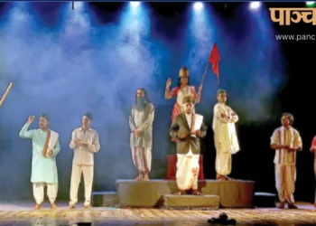 नाटक का मंचन करते कलाकार