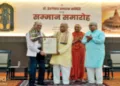 कार्यक्रम में श्री नृपेंद्र मिश्र को सम्मानित करते श्री मोहनराव भागवत। साथ में हैं स्वामी गोविंददेव गिरी जी महाराज और श्री भैयाजी जोशी