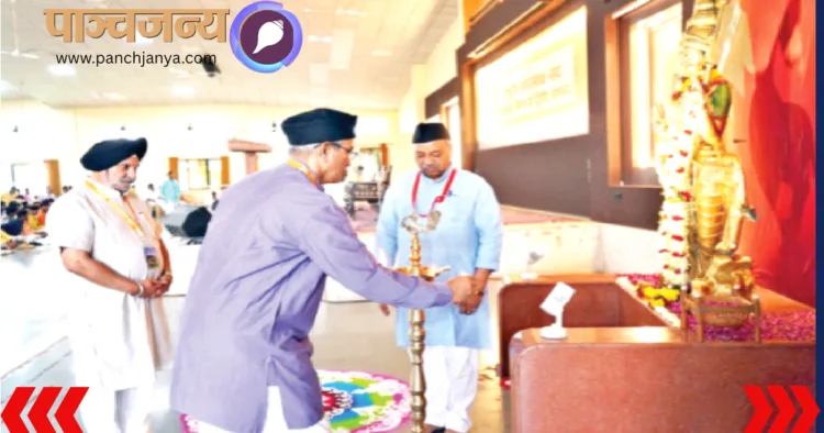 वर्ग का उद्घाटन करते श्री अतुल लिमये। साथ में हैं श्री महेंद्र सिंह मग्गो और श्री रामदत्त