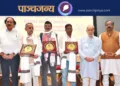 राम बहादुर राय और अन्य अतिथियों के साथ सम्मानित पत्रकार