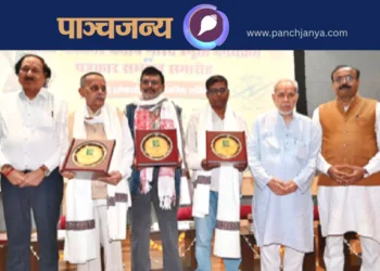 राम बहादुर राय और अन्य अतिथियों के साथ सम्मानित पत्रकार
