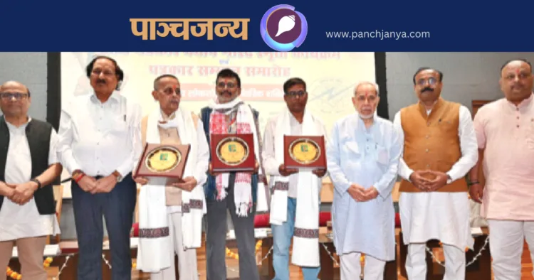 राम बहादुर राय और अन्य अतिथियों के साथ सम्मानित पत्रकार