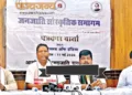 पत्रकार वार्ता को संबोधित करते हुए डॉ. राजकिशोर हांसदा। साथ में हैं (बाएं से) श्री प्रकाश उईके और अशोक कुमार गोंड।