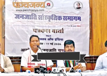 पत्रकार वार्ता को संबोधित करते हुए डॉ. राजकिशोर हांसदा। साथ में हैं (बाएं से) श्री प्रकाश उईके और अशोक कुमार गोंड।