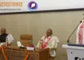 गोष्ठी को संबोधित करते हुए श्री स्वांत रंजन। मंच पर विराजमान हैं अन्य अतिथि