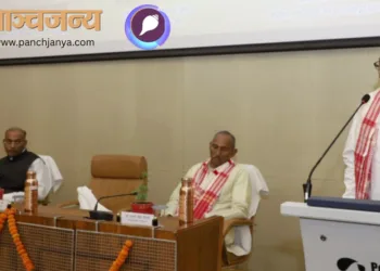 गोष्ठी को संबोधित करते हुए श्री स्वांत रंजन। मंच पर विराजमान हैं अन्य अतिथि