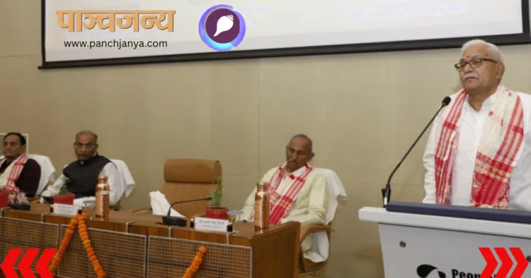 गोष्ठी को संबोधित करते हुए श्री स्वांत रंजन। मंच पर विराजमान हैं अन्य अतिथि