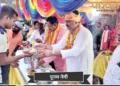 भंडारे में प्रसाद ग्रहण करते श्रद्धालु