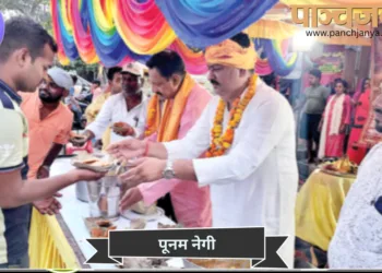भंडारे में प्रसाद ग्रहण करते श्रद्धालु