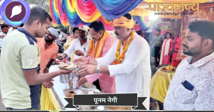भंडारे में प्रसाद ग्रहण करते श्रद्धालु
