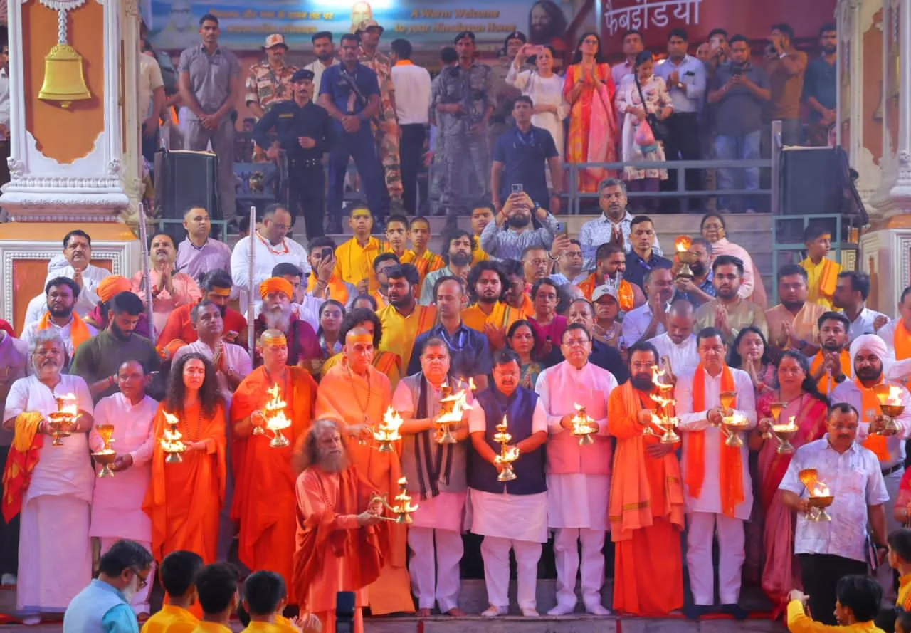 ऋषिकेश: परमार्थ निकेतन पर गंगा आरती में शामिल हुए CM धामी