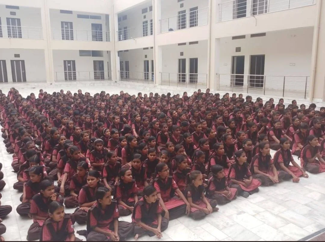 Bhagwati Baiji Datashri addressing girls at Sri Rajeshwar Bhagwan Anjani Mata Kanya Gurukul Pali