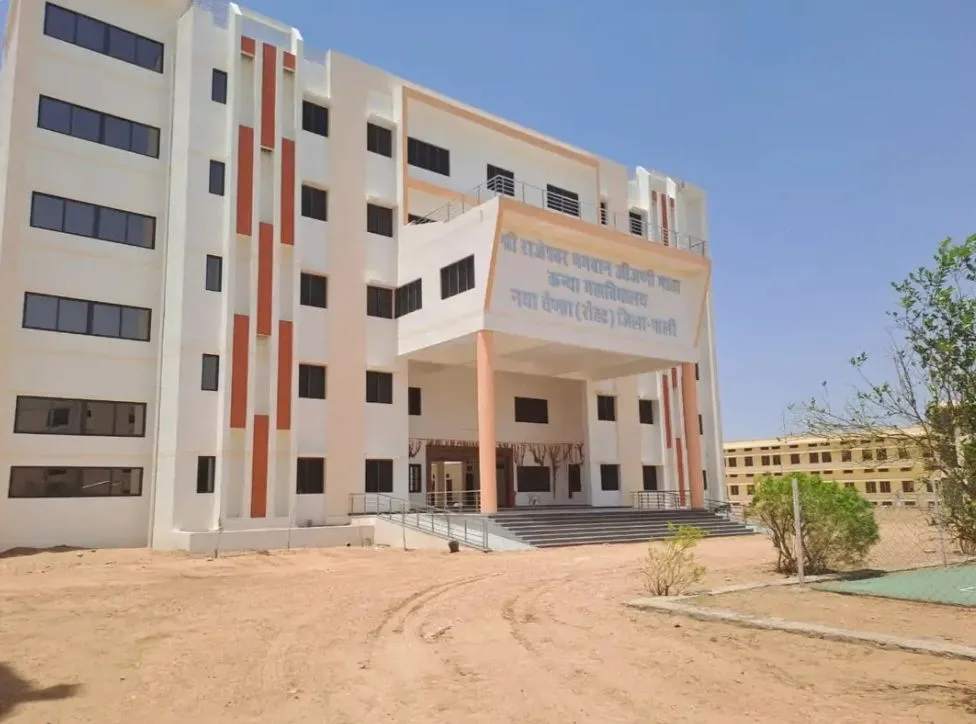 Bhagwati Baiji Datashri addressing girls at Sri Rajeshwar Bhagwan Anjani Mata Kanya Gurukul Pali