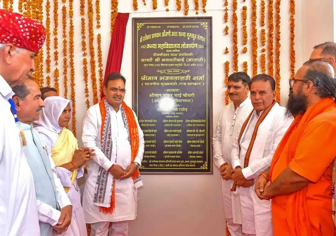 Bhagwati Baiji Datashri addressing girls at Sri Rajeshwar Bhagwan Anjani Mata Kanya Gurukul Pali