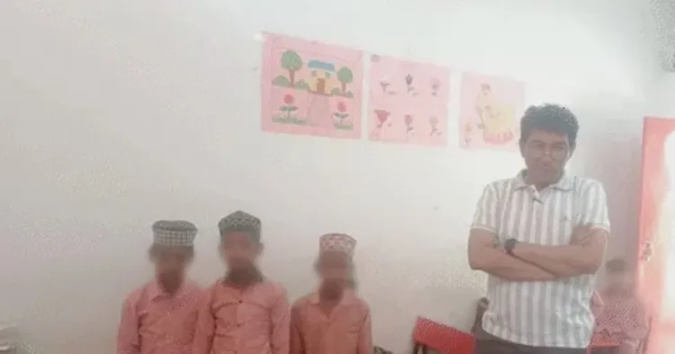 पीएमश्री स्कूल में हिंदू छात्राएं हिजाब में नजर आईं