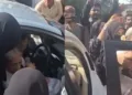 शीमा किरमानी को घसीटतीं बुर्कानशी महिलाएं