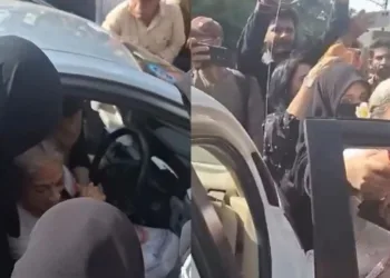 शीमा किरमानी को घसीटतीं बुर्कानशी महिलाएं