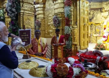 भगवान सोमनाथ का अभिषेक करते प्रधानमंत्री