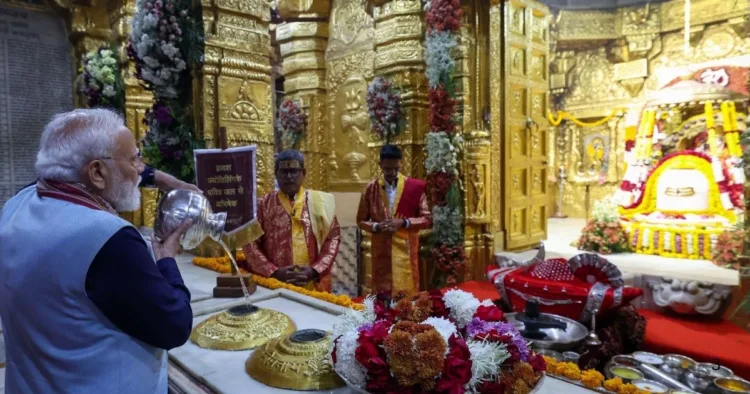 भगवान सोमनाथ का अभिषेक करते प्रधानमंत्री