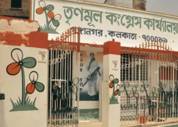 तृणमूल ऑफिस से भारी मात्रा में 'सफेद कपड़े' बरामद हुए।