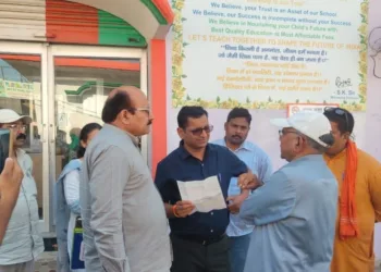 अवैध कब्जा करने वाले को नोटिस देते अधिकारी