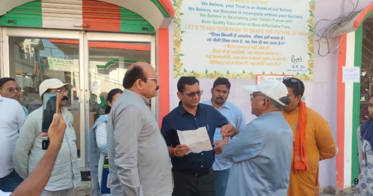 अवैध कब्जा करने वाले को नोटिस देते अधिकारी
