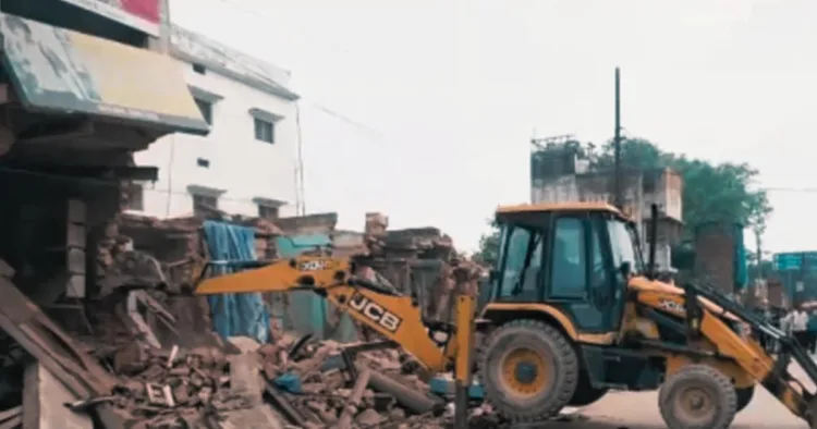 मस्जिद के अवैध हिस्से पर चला बुलडोजर
