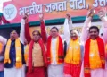 पार्टी मुख्यालय में सीएम पुष्कर सिंह धामी और अन्य भाजपा नेता
