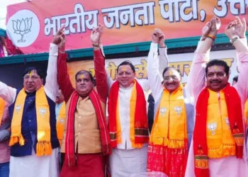 पार्टी मुख्यालय में सीएम पुष्कर सिंह धामी और अन्य भाजपा नेता