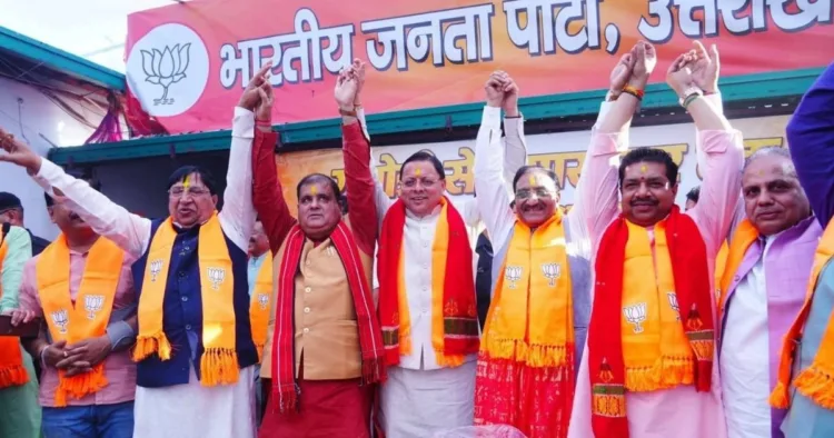 पार्टी मुख्यालय में सीएम पुष्कर सिंह धामी और अन्य भाजपा नेता