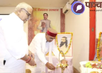 भारत माता के चित्र के समक्ष दीप प्रज्ज्वलित कर गोष्ठी का उद्घाटन करते श्री भैयाजी जोशी और अन्य अतिथि