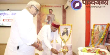 भारत माता के चित्र के समक्ष दीप प्रज्ज्वलित कर गोष्ठी का उद्घाटन करते श्री भैयाजी जोशी और अन्य अतिथि