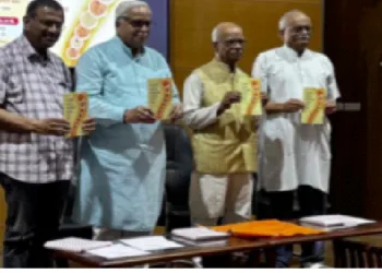 पुस्तक का लोकार्पण करते हुए श्री भैयाजी जोशी। उनके दाएं हैं श्री रमेश पतंगे और अन्य अतिथि