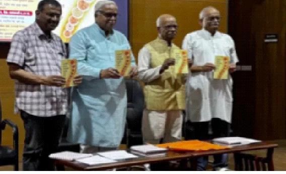 पुस्तक का लोकार्पण करते हुए श्री भैयाजी जोशी। उनके दाएं हैं श्री रमेश पतंगे और अन्य अतिथि