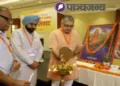 दीप प्रज्ज्वलित कर कार्यक्रम का उद्घाटन करते श्री नरेंद्र ठाकुर और अन्य वरिष्ठ कार्यकर्ता