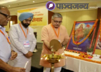 दीप प्रज्ज्वलित कर कार्यक्रम का उद्घाटन करते श्री नरेंद्र ठाकुर और अन्य वरिष्ठ कार्यकर्ता